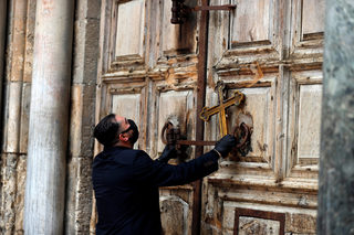 2020-04-17T103013Z_2098785834_RC2A6G97I7Y3_RTRMADP_3_HEALTH-CORONAVIRUS-EASTER-ORTHODOX-GOODFRIDAY.JPG