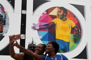 2020-10-20T204911Z_1756261498_RC2KMJ9060FW_RTRMADP_3_SOCCER-BRAZIL-PELE.JPG