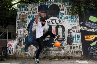 2020-10-20T165733Z_49331766_RC2GMJ96YPDT_RTRMADP_3_SOCCER-BRAZIL-PELE.JPG