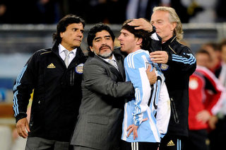 2020-11-25T192445Z_1205507968_RC2JAK964HTN_RTRMADP_3_SOCCER-ARGENTINA-MARADONA.JPG