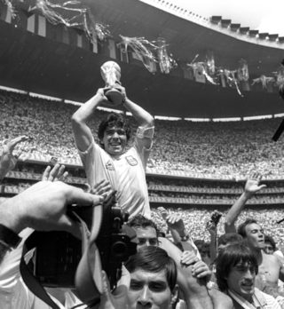 2020-11-25T164845Z_370835149_RC2GAK9MQ9UP_RTRMADP_3_SOCCER-ARGENTINA-MARADONA.JPG