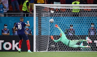 2021-06-28T222159Z_1056796873_UP1EH6S1PF1BE_RTRMADP_3_SOCCER-EURO-FRA-SWI-REPORT.JPG