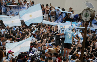 2022-12-13T225504Z_2018647920_UP1EICD1RNP4A_RTRMADP_3_SOCCER-WORLDCUP-ARG-CRO-FANS.JPG