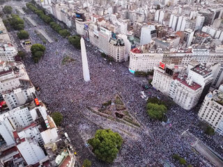 2022-12-13T231036Z_114971781_UP1EICD1S8I4I_RTRMADP_3_SOCCER-WORLDCUP-ARG-CRO-FANS.JPG