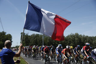 2023-07-14T124153Z_1605988910_UP1EJ7E0Z9R5H_RTRMADP_3_CYCLING-FRANCE.JPG