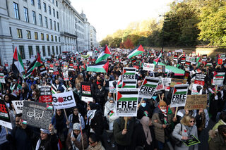 2023-11-11T132632Z_371697440_RC21B4AYVDPJ_RTRMADP_3_ISRAEL-PALESTINIANS-PROTESTS-BRITAIN.JPG