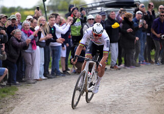 2024-04-07T154931Z_1960914178_UP1EK4717YGF9_RTRMADP_3_CYCLING-PARIS-ROUBAIX.JPG