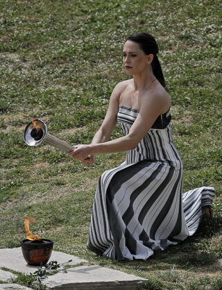2024-04-16T101421Z_355655811_UP1EK4G0SFW2F_RTRMADP_3_OLYMPICS-2024-FLAME.JPG