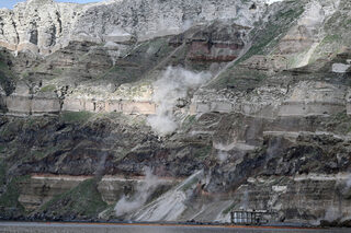 2025-02-03T174427Z_1818902342_RC20NCACHA7I_RTRMADP_3_GREECE-QUAKE-SANTORINI.JPG