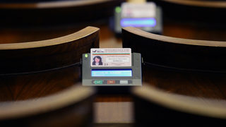 Депутати избягаха от работа заради обещани скъпи телефони