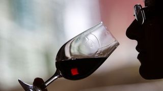 "Дейли Телеграф": Китайците предпочитат скъпо вино пред златото и петрола