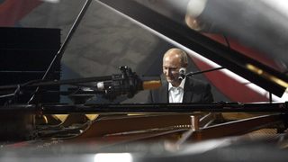 Путин пя и свири на роял на благотворителна вечер