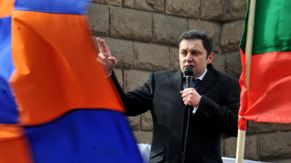 Яне Янев зададе седем въпроса за скандала и митниците