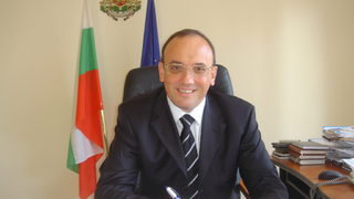 Бръмбар във флашка предал <span class="highlight">Емил</span> <span class="highlight">Дичев</span>