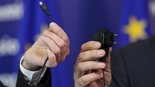 Европарламентът иска правила за общи зарядни устройства най-късно до юли
