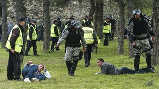10 души бяха ранени при сблъсък между македонци и албанци в Скопие
