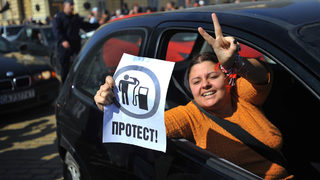 Протестите в страната - хиляди зареждаха за стотинки