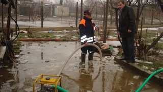 Спасители и пожарникари отводняваха пазарджишкото село Добровница