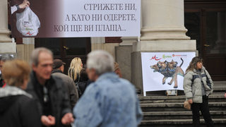 Протестиращи срещу мобилните оператори: Стрижете ни, а като ни одерете, кой ще плаща (видео)