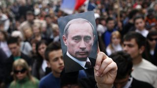 Плакати "Путин, сърбине" посрещат руския премиер в Белград