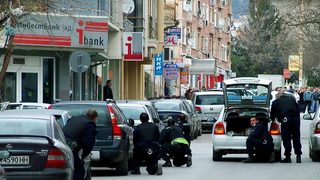Все още няма яснота за съдбата на похитителя в банката в Сливен