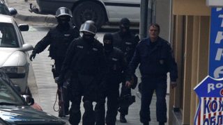 Полицията продължава преговорите с похитителя от банката в Сливен