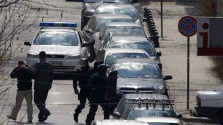 Заложническата криза приключи, похитителят напусна банката в Сливен (допълнена в 10 ч.)
