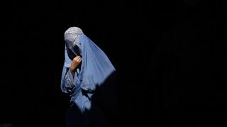 Влиза в сила забраната за носене на бурки на публични места във Франция