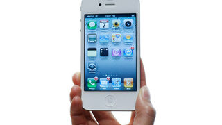 Apple все пак ще продава и бял iPhone 4