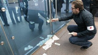 Младежи от партията на Путин протестираха пред централата на "Лукойл"