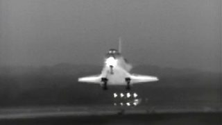 Совалката "<span class="highlight">Индевър</span>" се приземи за последен път