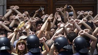 "Бунтът на боклука" - младите в Европа се пробудиха