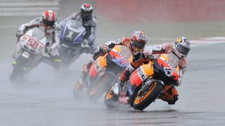 Кейси Стоунър спечели мокрия старт на "Силвърстоун" в MotoGP