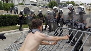 Сблъсъци между полицията и демонстранти в Атина