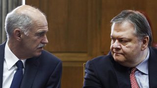 Ройтерс: С рокадите в кабинета Папандреу просто печели време