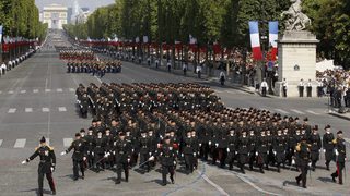 Предложение за отмяна на парада за Деня на Бастилията предизвика гняв във Франция