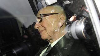 Скандалът с подслушването съвсем отдалечи Мърдок от Формула 1