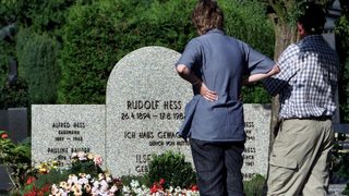 Тялото на Рудолф Хес е ексхумирано и кремирано