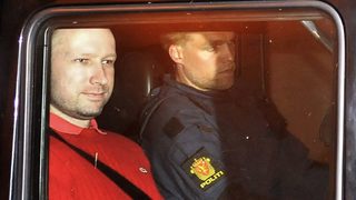 Lacoste иска да бъде забранено <span class="highlight">на</span> екстремиста Брейвик да носи нейни дрехи
