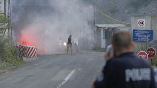 Разгневени сърби опожариха граничния пункт Ярине в Косово