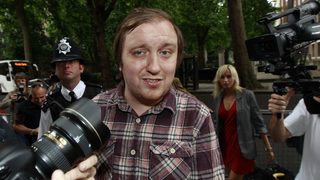 Шест седмици затвор за комика, който замери Мърдок с пяна за бръснене