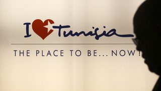 Ехото от революцията държи туристите далеч от Тунис