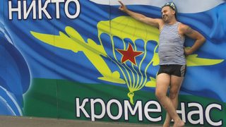 Фотогалерия: Празникът на руските десантчици традиционно завърши с бой и арести