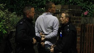 Британци арестувани за подстрекаване към грабежи във Facebook