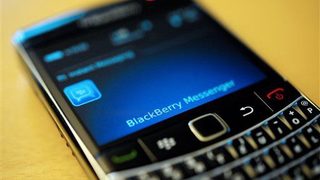 Милиони потребители на BlackBerry са без услуга вече трети ден