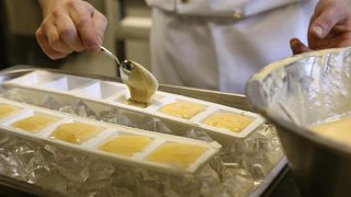 Франция ще задължи ресторантите да обявяват как готвят храната