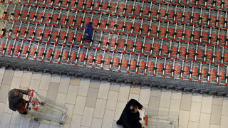 "Карфур" прогнозира спад на продажбите до 20% заради свитото потребление