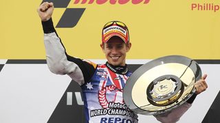 Кейси Стоунър стана световен шампион в MotoGP под дъжда в Австралия