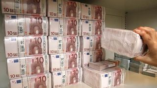 Еврото отстъпва от добрите си позиции в началото на седмицата