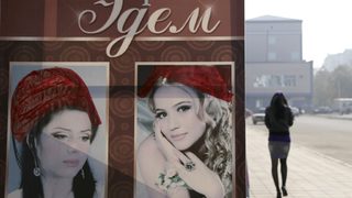 Чечения слага забрадки на жените в рекламите